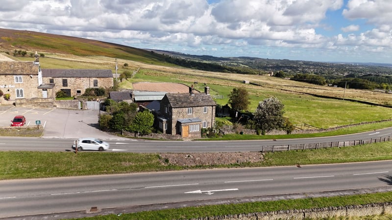 3-bedroom detached at Toll Bar Cottage, Owler Bar, S17 - Photo 3 of 34